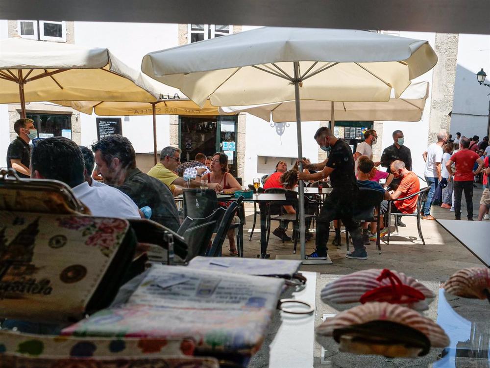 Archivo - Varias personas en la terraza de un restaurante el día en que el TSXG declara nula la petición de certificado Covid para entrar en hostelería, a 12 de agosto de 2021, en Santiago de Compostela, A Coruña, Galicia. Archivo