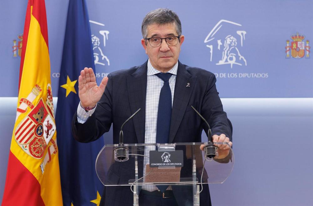 El portavoz del PSOE en el Congreso, Patxi López, durante una rueda de prensa en el Congreso de los Diputados. El
