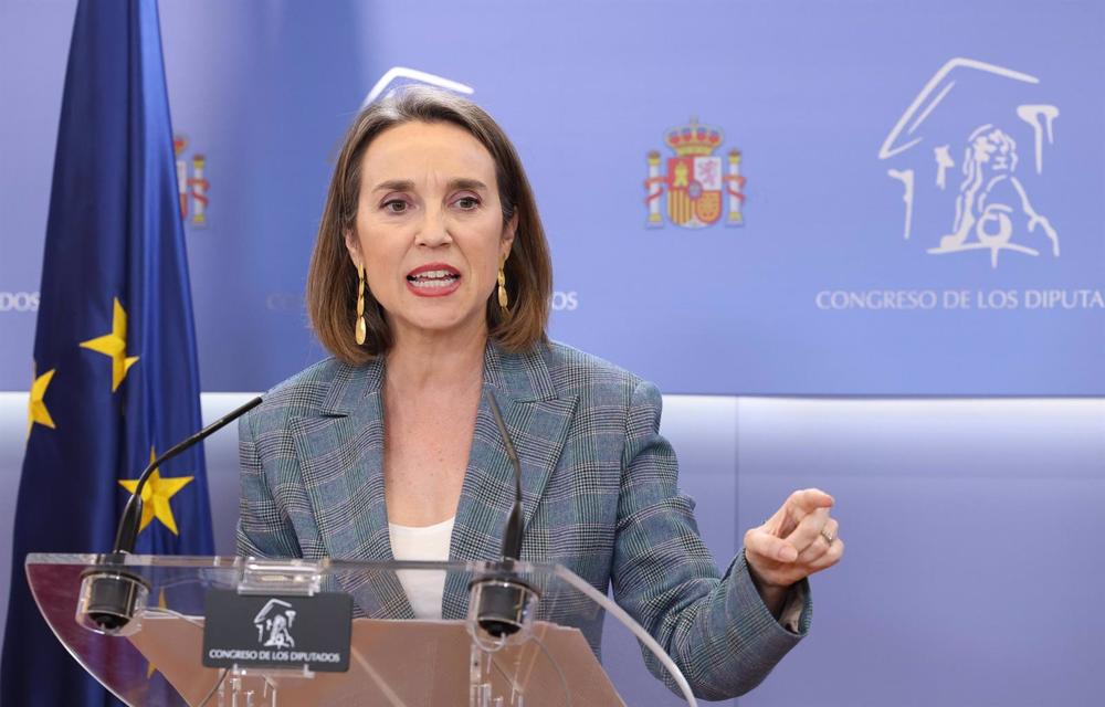 La secretaria general del PP, Cuca Gamarra, interviene durante una rueda de prensa posterior a la reunión de la Junta de Portavoces, en el Congreso de los Diputados, a 28 de marzo de 2023, en Madrid (España). La