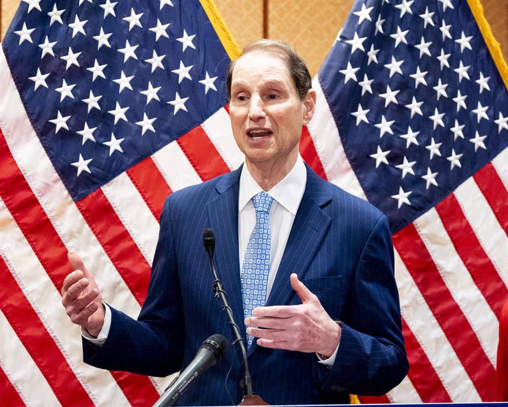 Archivo - 26 June 2019, US, Washington: US Senator Ron Wyden speaks during a press conference to highlight seniors facing higher prescription drug prices if the Affordable Care Act (ACA) is overturned, at the US Capitol. Photo: Michael Brochstein/ZUMA Wir Archivo