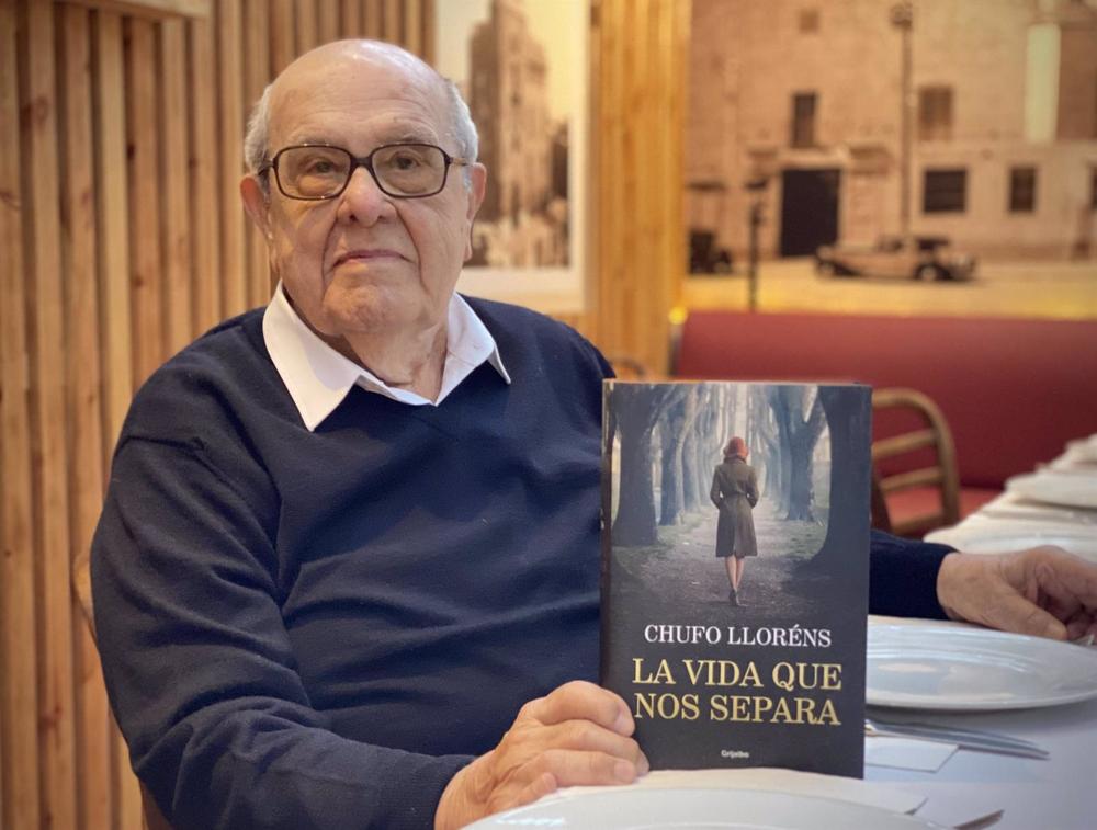 El escritor Chufo Lloréns en la presentación de su novela histórica 'La vida que nos separa' en Barcelona El