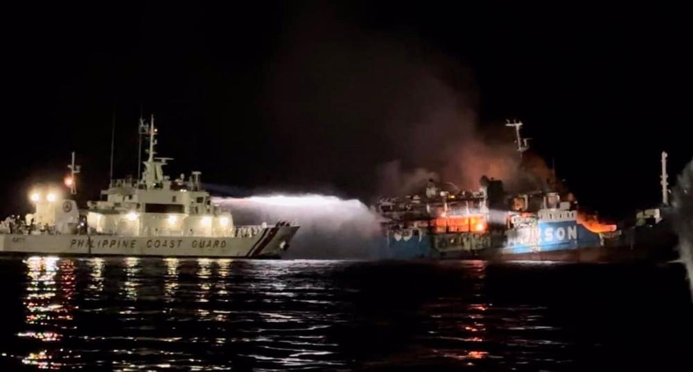 La Guardia Costera de Filipinas frente a un barco incendiado en las costas de Basilán La