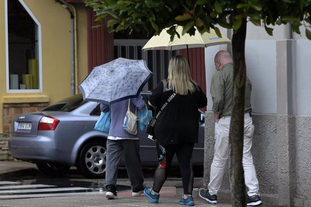 Archivo - Varias personas con paraguas caminan por el centro de La Coruña, a 19 de junio de 2022, en A Coruña, Galicia, (España). La inestabilidad se mantendrá en Galicia al menos hasta la mitad de la semana que viene. A partir de mañana lunes 20 de junio Archivo