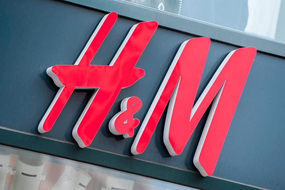 Archivo - FILED - 23 April 2014, Berlin: The logo of the clothing chain H&M hangs above the entrance of a store in Berlin. Swedish clothes giant H&M released its first quarterly earnings in Stockholm on Wednesday, reporting a 12\% surge in sales. Photo: Archivo
