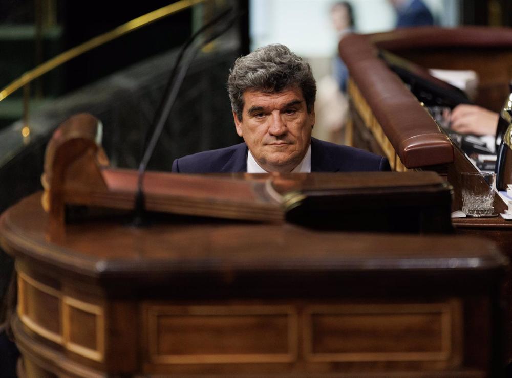 El ministro de Inclusión, Seguridad Social y Migraciones, José Luis Escrivá, durante una sesión plenaria en el Congreso de los Diputados, a 30 de marzo de 2023, en Madrid (España). El