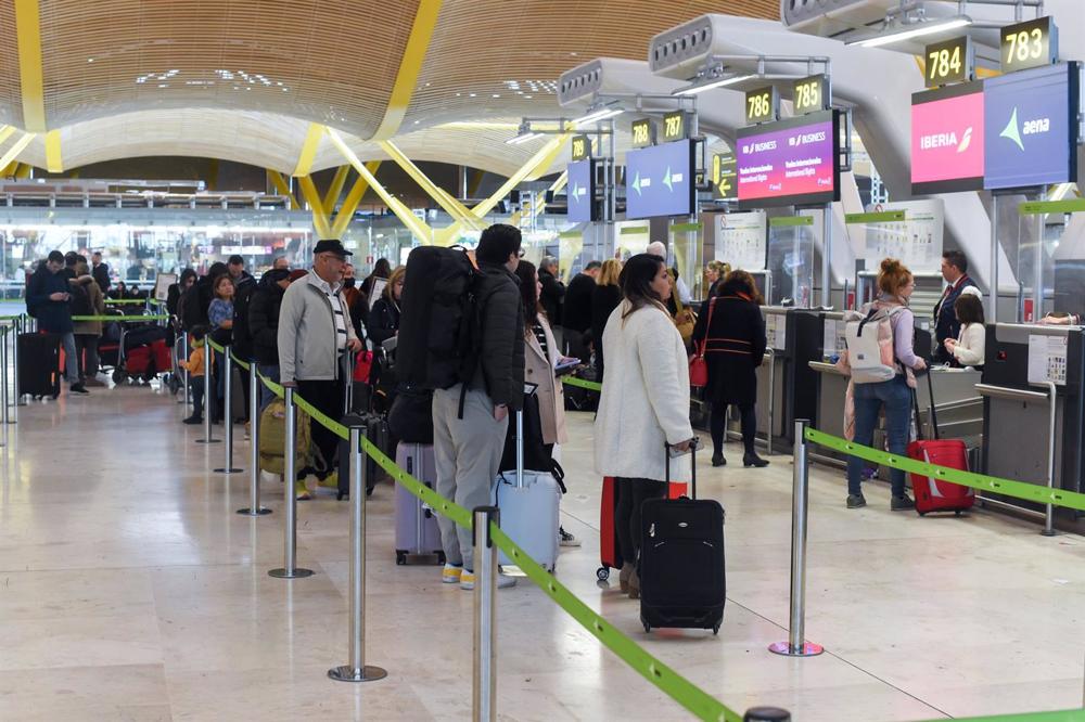 Archivo - Varias personas esperan para embarcar y facturar en la zona de salidasTerminal 4 del Aeropuerto Madrid-Barajas Adolfo Suárez, a 28 de enero de 2023, en Madrid (España). Archivo