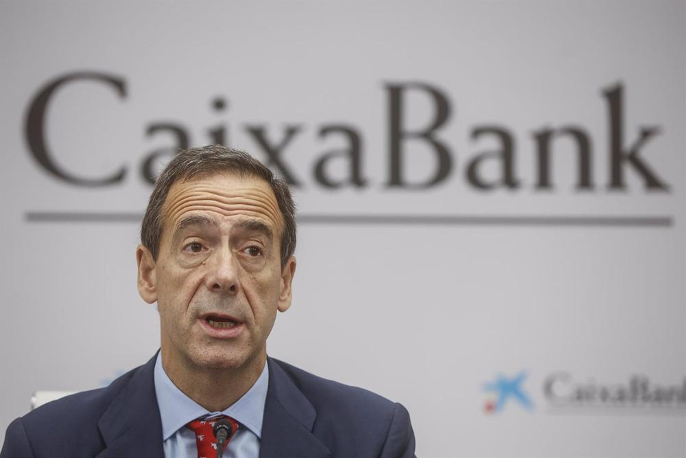 Archivo - El consejero delegado de CaixaBank, Gonzalo Gortázar, interviene durante la presentación de los resultados de la entidad de los nueve primeros meses de 2022, en el Edificio de CaixaBank, a 28 de octubre de 2022, en Valencia, Comunidad Valenciana Archivo