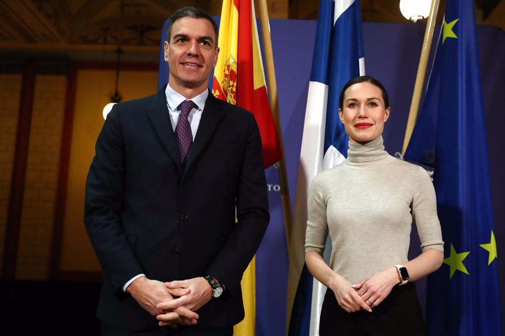 El presidente del Gobierno, Pedro Sánchez, con la primera ministra de Finlandia, Sanna Marin, durante su última gira europea. El