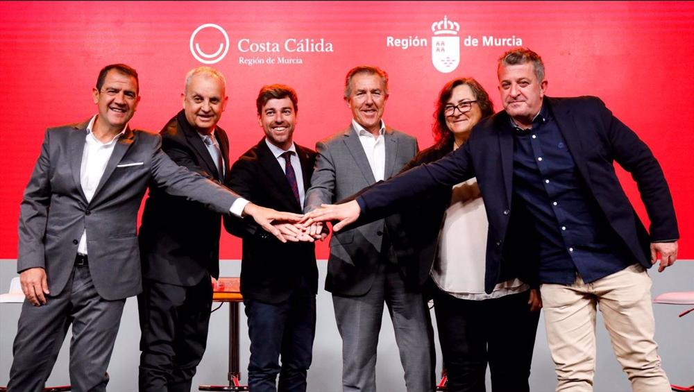 Foto de familia tras la firma del acuedo entre la RFEF y la Región de Murcia para albergar hasta 2027 varios de los principales torneos de fútbol sala Foto