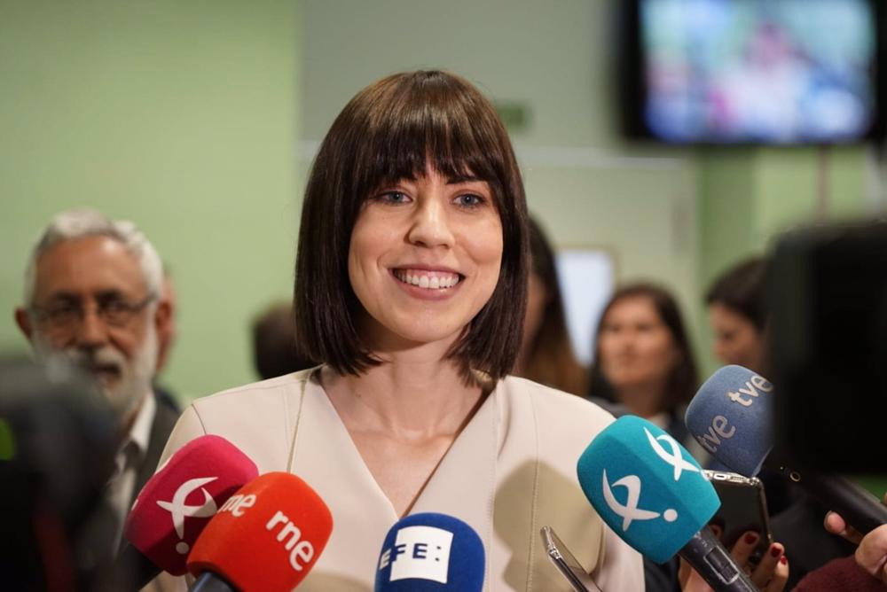 La ministra de Ciencia e Innovación, Diana Morant, atiende a los medios en Cáceres La