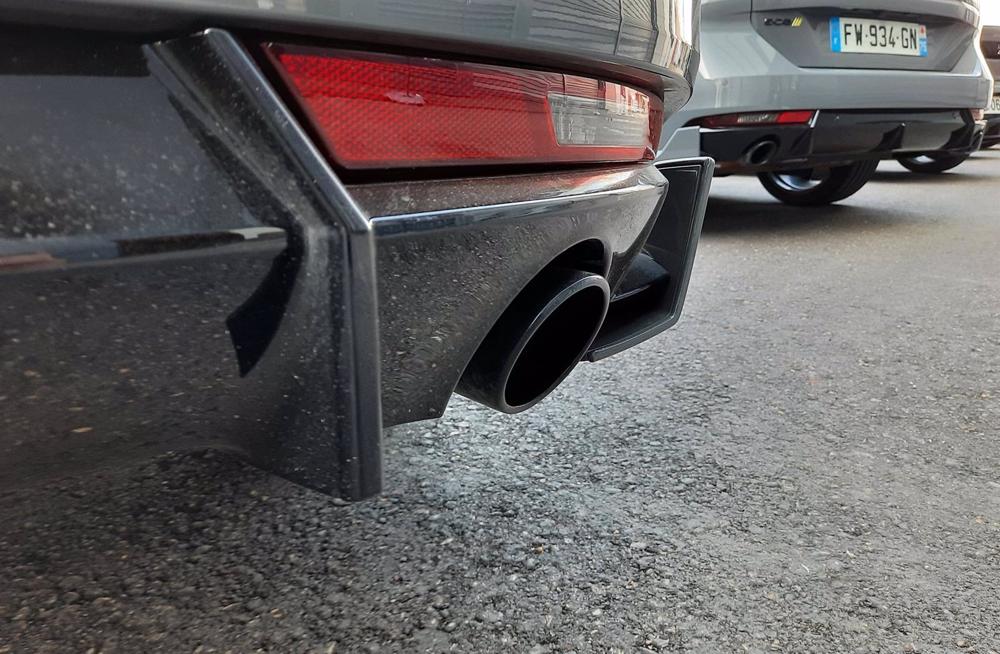 Archivo - Tubo de escape. Archivo