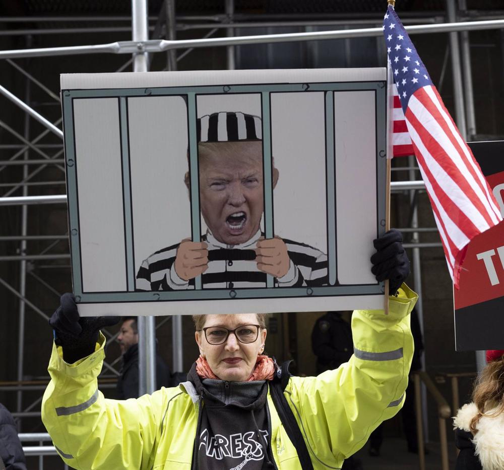 Cartel en contra de Donald Trump durante una protesta Cartel
