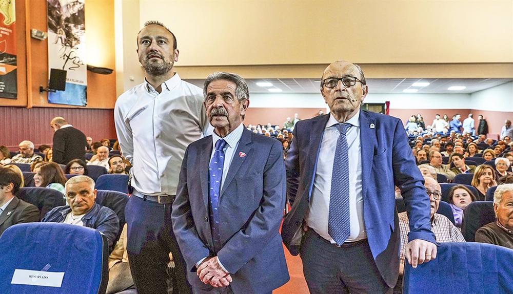 Javier López Estrada, Miguel Ángel Revilla y López Marcano en el acto de candidatura a la Alcaldía de Torrelavega Javier