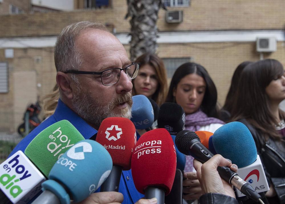 Archivo - El padre de Marta, Antonio del Castillo atiende a los medios de comunicación ante al puerta de su domicilio Archivo