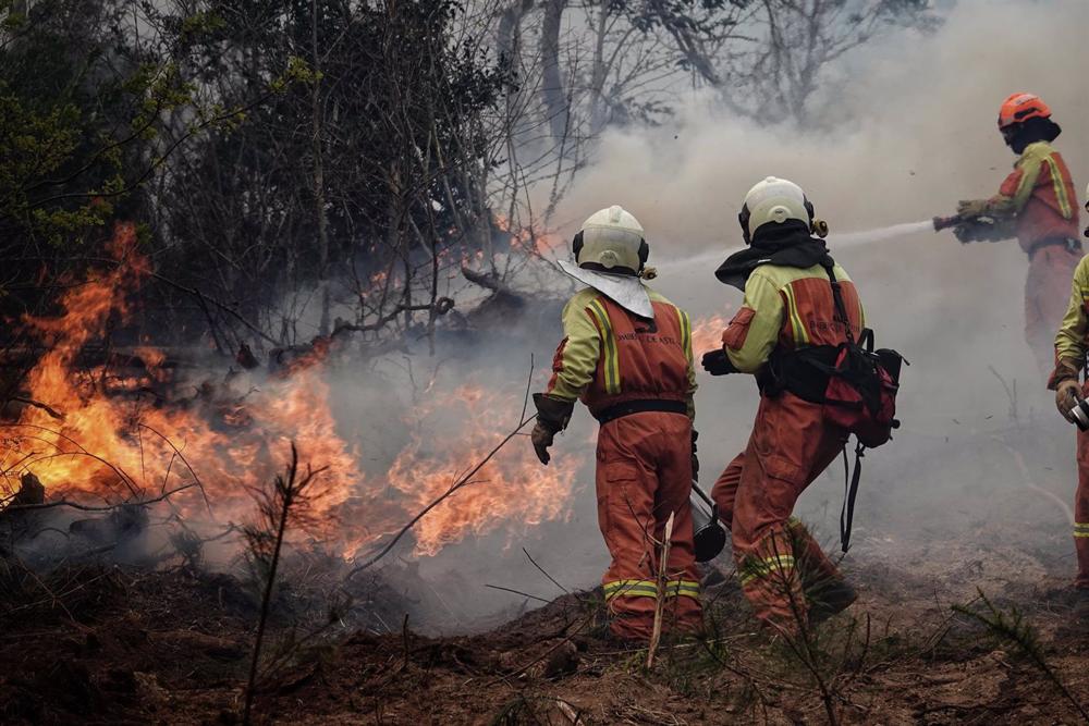 Bomberos de Asturias treabajan en el incendio de los concejos de Valdes y Tineo, a 30 de marzo de 2023, en Asturias. Bomberos