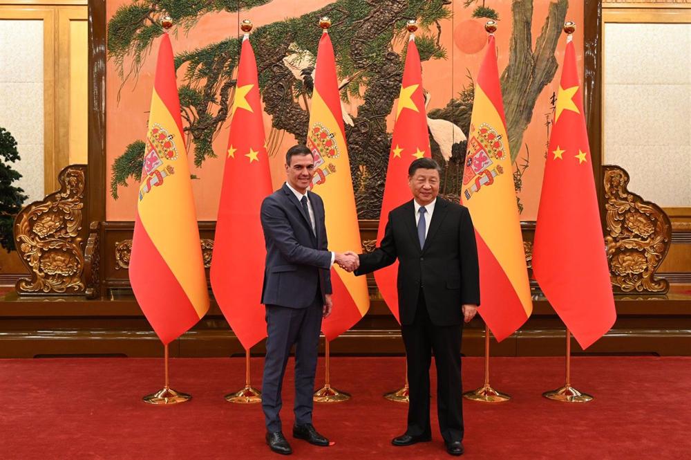 El preidente del Gobierno, Pedro Sánchez, y el presidente de China, Xi Jinping, durante su encuentro en Pekín El