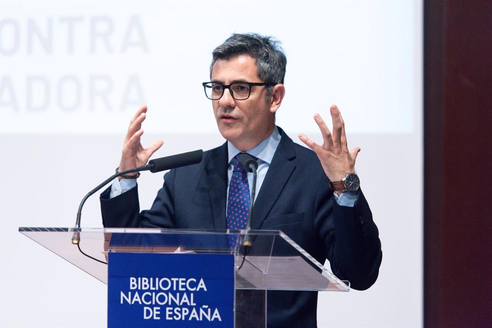 El ministro de la Presidencia, Relaciones con las Cortes y Memoria Democrática, Félix Bolaños, atiende a los medios durante la exposición ‘Para la libertad. El proceso 1001 contra la clase trabajadora’, en la Biblioteca Nacional, a 30 de marzo de 2023. El