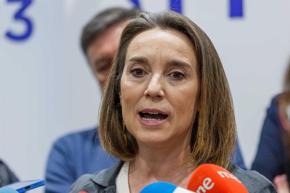 La secretaria general del Partido Popular, Cuca Gamarra, atiende a medios durante una reunión con el comité de dirección del PP de Segovia. La