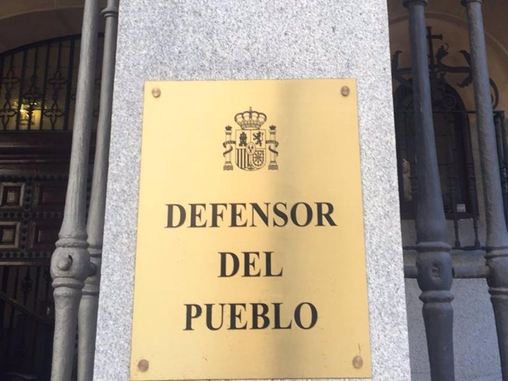 Archivo - Placa de la sede del Defensor del Pueblo Archivo