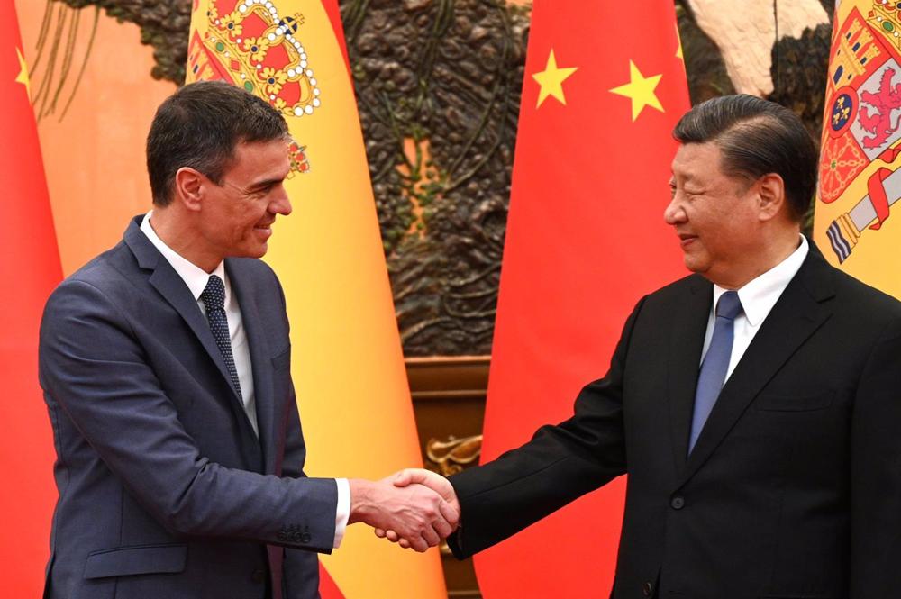 El preidente del Gobierno, Pedro Sánchez, y el presidente de China, Xi Jinping, se reúnen en Pekín El