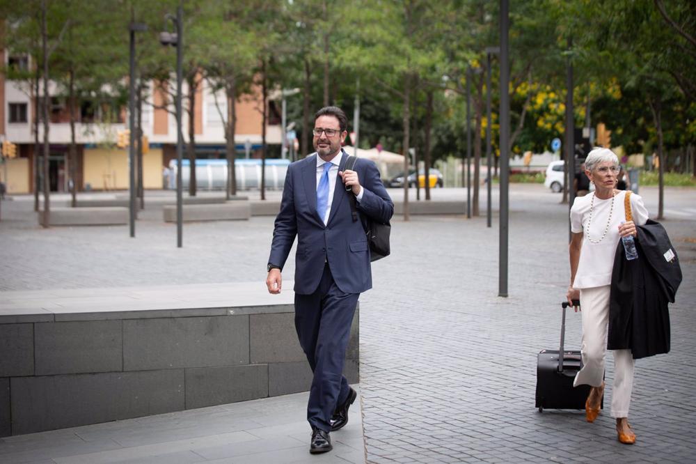 Archivo - El excargo de Convergència Democràtica de Catalunya (CDC) David Madí sale acompañado de su abogada, Olga Tubau, de un juicio en el Juzgado de lo Penal Número 23 de la Ciutat de la Justicia, a 27 de julio de 2022, en Barcelona, Cataluña (España). Archivo