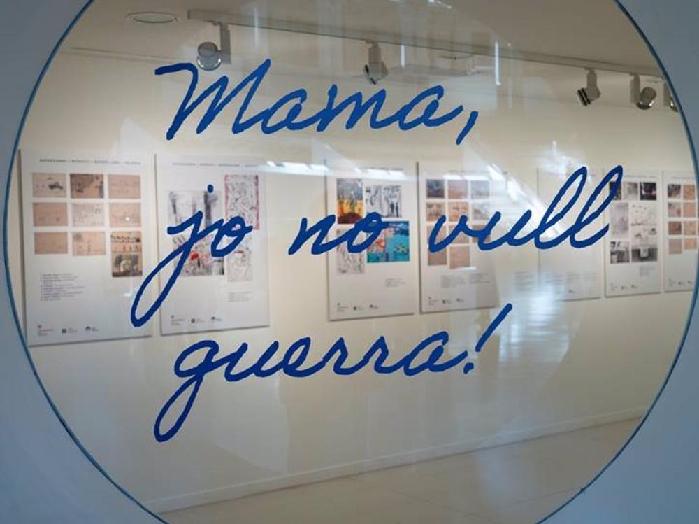 Imagen de la exposición en el MNAC 'Mama, jo no vull guerra', con dibujos realizados por niños polacos durante la Segunda Guerra Mundial y por niños ucranianos sobre la invasión rusa Imagen