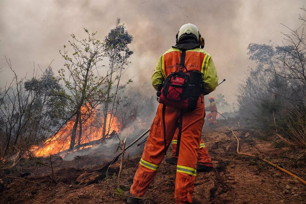 Bomberos de Asturias treabajan en el incendio de los concejos de Valdes y Tineo, a 30 de marzo de 2023, en Asturias (España). La consejera de Presidencia del Gobierno asturiano, Rita Camblor, se ha referido este jueves a los numerosos incendios forestales Bomberos