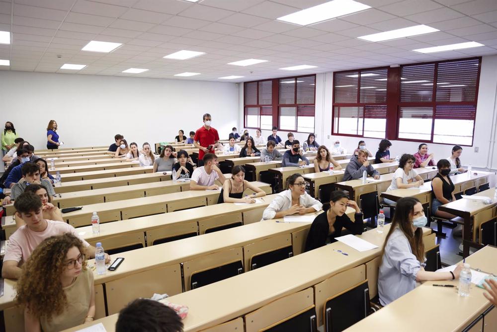 Archivo - Estudiantes esperan antes de comenzar las pruebas de acceso a la universidad Archivo