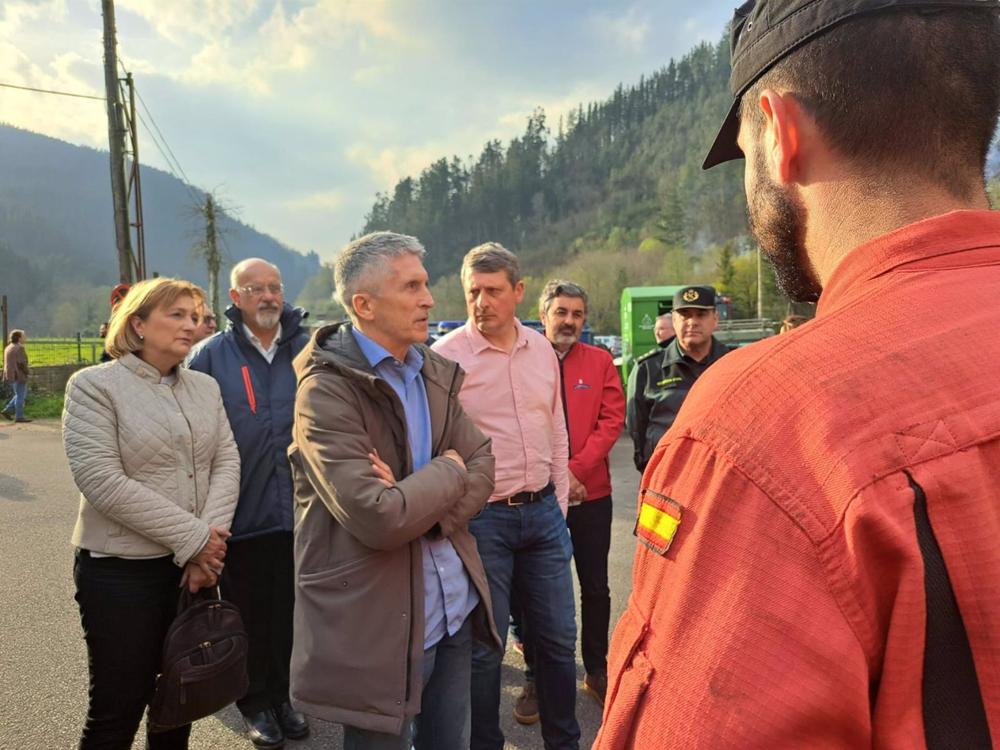 El ministro del Interior, Fernando Grande-Marlaska, visita junto a la delegada del Gobierno en Asturias, Delia Losa, el puesto de mando Avanzado desplegado en Navelgas (Tineo) para combatir los incendios forestales. El