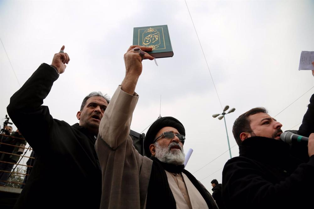 Archivo - Manifestantes en Teherán (Irán) con un Corán en la mano Archivo