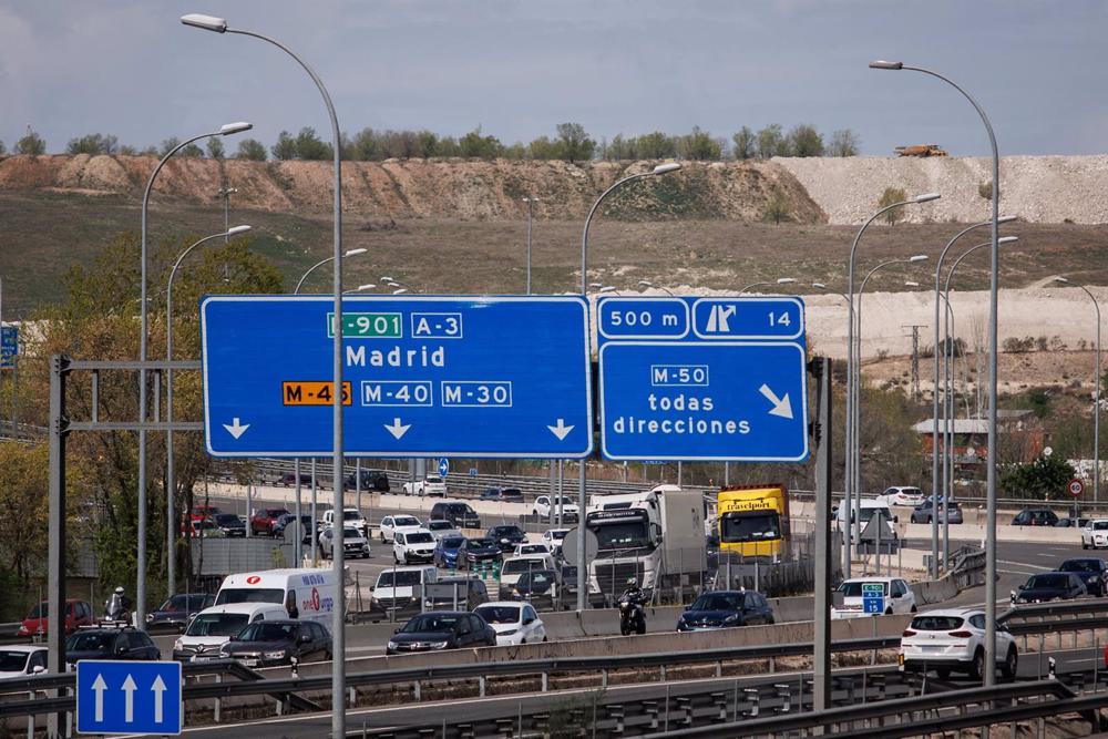 Atasco en la autovía A-3 a la altura de Rivas, a 31 de marzo de 2023, en Madrid (España). Atasco
