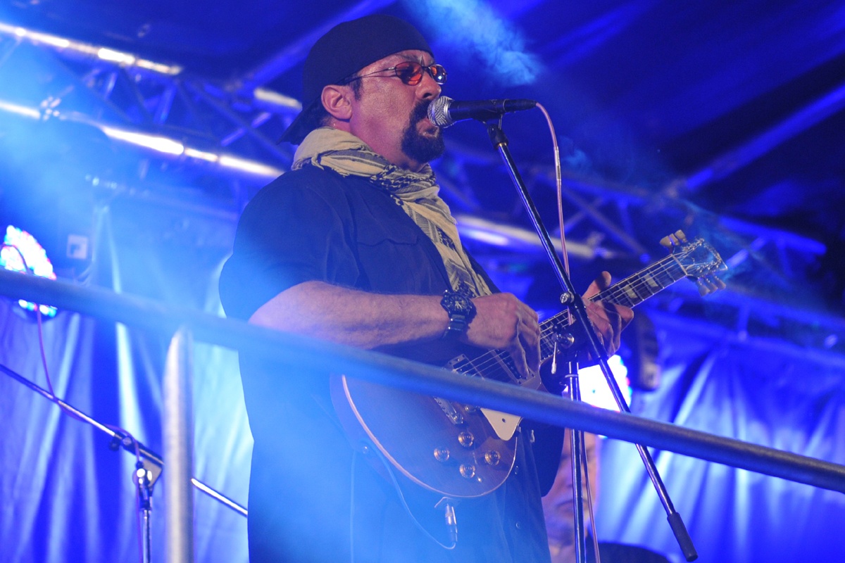 Steven Seagal para actuar no festival de música antifascista