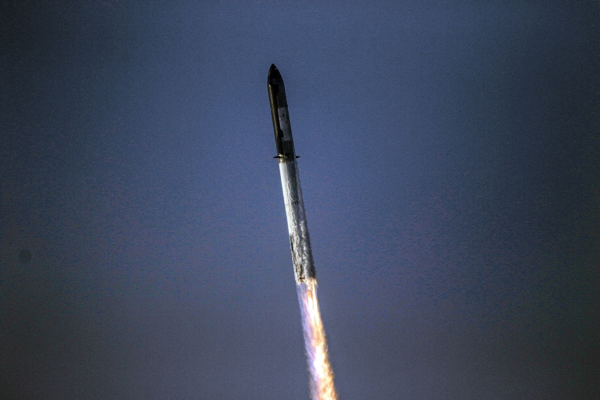 Il super razzo Starship esplode 4 minuti dopo il decollo