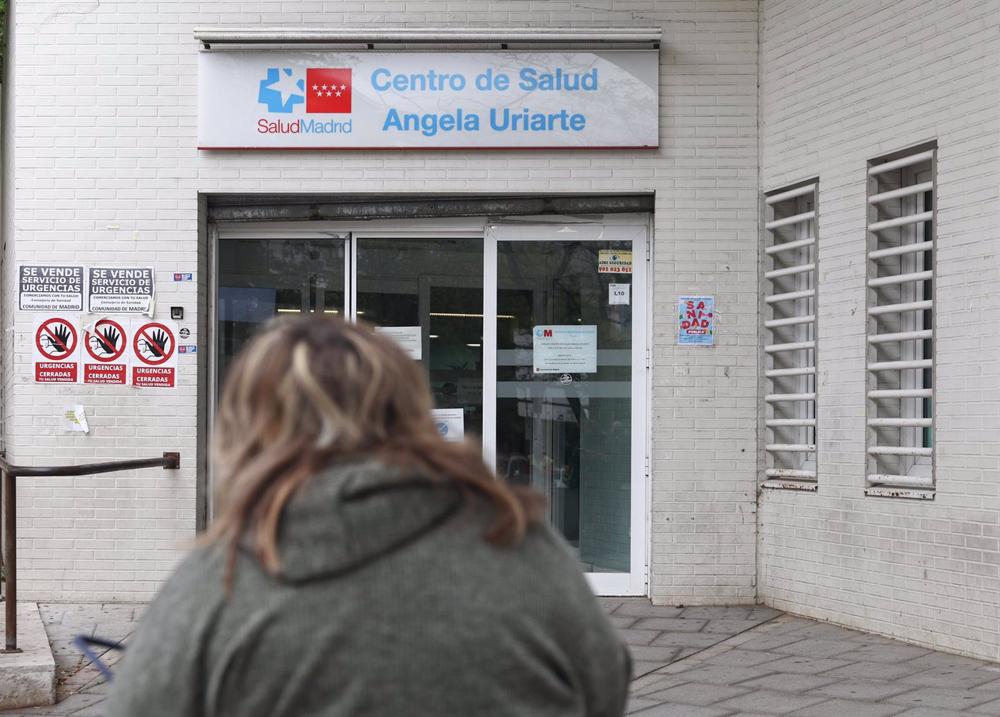 Archivo - Una mujer en la entrada de un centro de salud Archivo