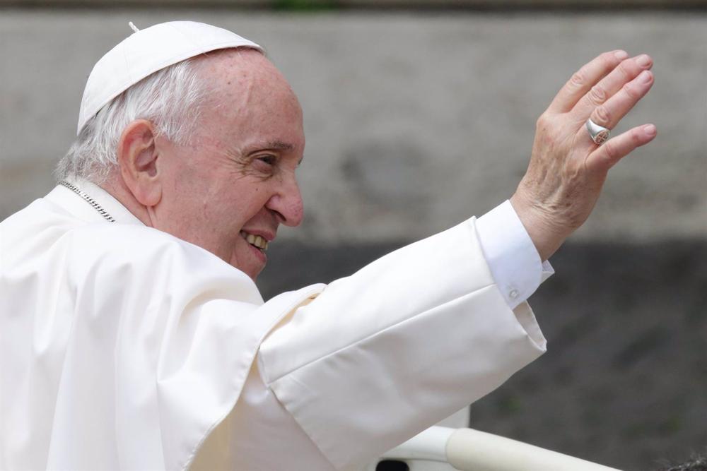 Archivo - 04 May 2022, Vatican, Vatican City: Pope Francis waves as he arrives to lead the Wednesday general audience at St. Peter's Square. Photo: Evandro Inetti/ZUMA Press Wire/dpa Archivo