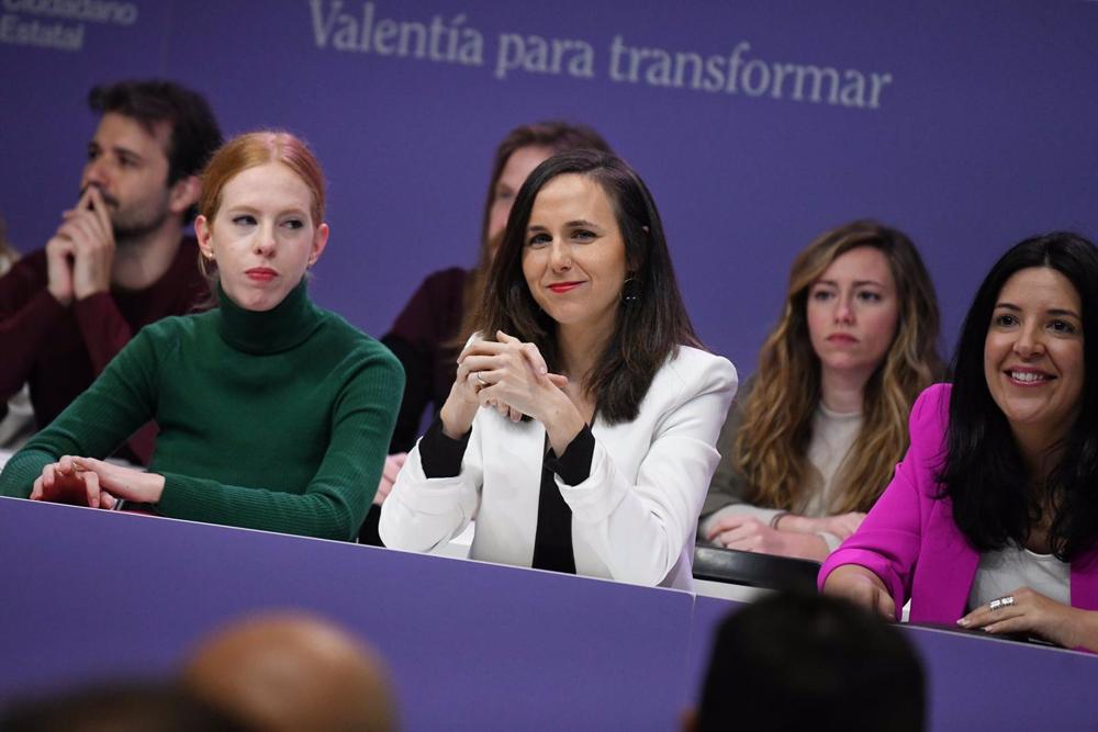(I-D) La secretaria Organización de Podemos y secretaria de Estado de Agenda 2030, Lilith Verstrynge; la secretaria general de Podemos y ministra de Derechos Sociales y Agenda 2030, Ione Belarra; y la secretaria de Internacional y eurodiputada de Podemos, (I-D)