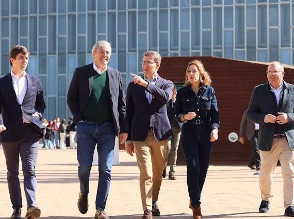 El presidente del PP Alberto Núñez Feijoó, el presidente del PP Aragón, Jorge Azcón, y la candidata a la alcaldía de Zaragoza, Natalia Chueca. El