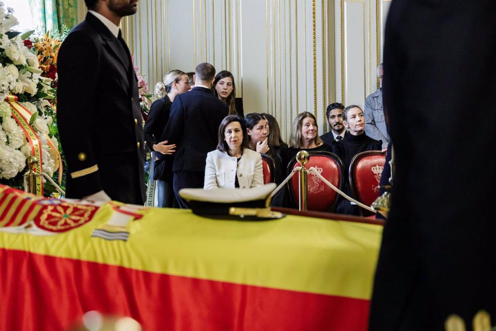 La ministra de Defensa, Margarita Robles, asiste a la capilla ardiente del Almirante Jefe de Estado Mayor de la Armada, en el Cuartel General de la Armada, a 1 de abril de 2023, en Madrid, (España) La