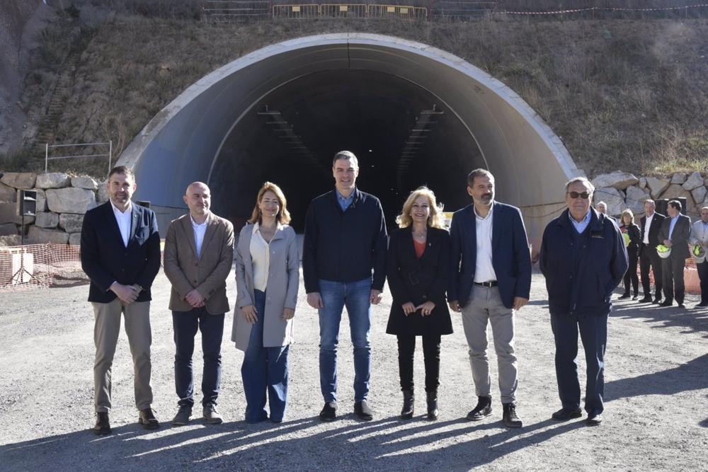El alcalde de Abrera, Jesús Naharro; el delegado del Gobierno Carlos Prieto; la ministra Raquel Sánchez; el presidente del Gobierno, Pedro Sánchez; la alcaldesa de Viladecavalls, Cesca Berenger y el secretario de Infraestructuras, Xavier Flores El