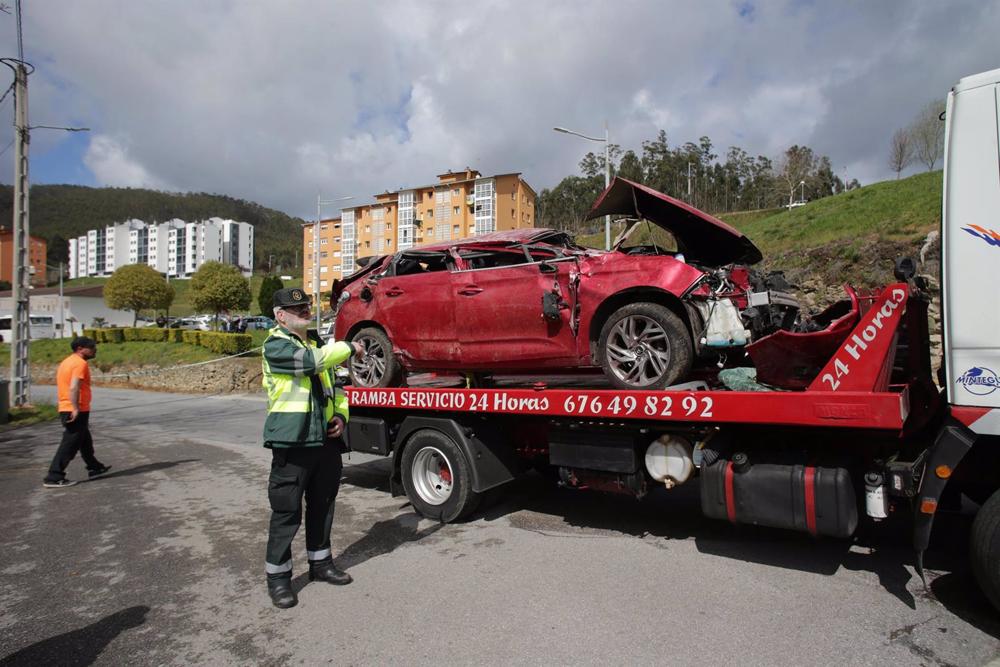 Un Guardia Civil vigila la retirada del coche siniestrado, en el accidente, por una grúa, a 1 de abril de 2023, en Xove, Lugo, Galicia. Un