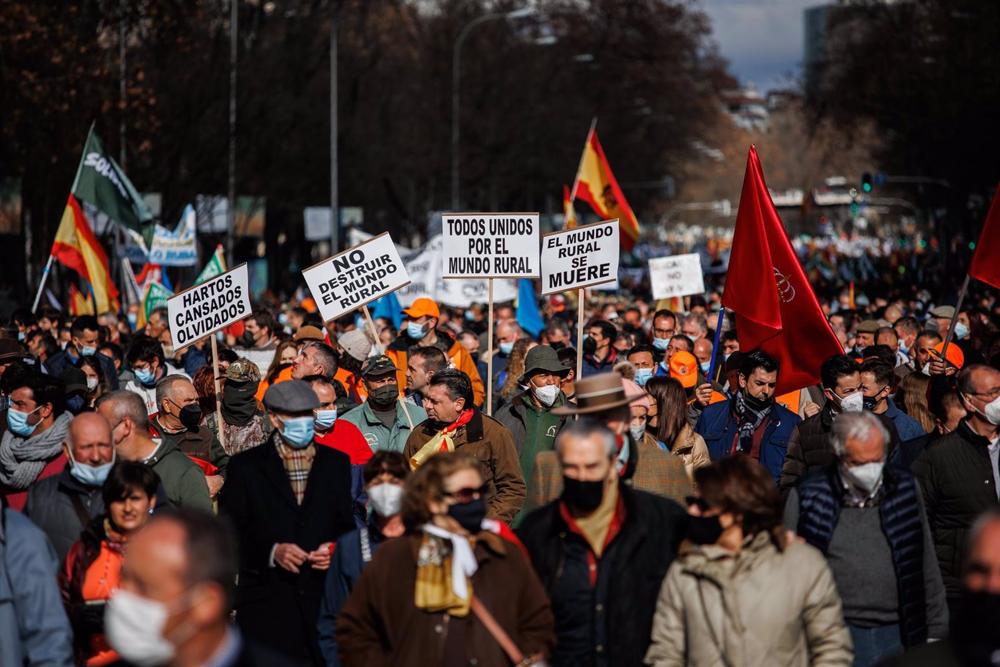 Archivo - Varios manifestantes con pancartas en la movilización en defensa del campo y del mundo rural y la futura Ley de Protección Animal, a 23 de enero de 2022, en Madrid (España). La asociación Alma Rural ha convocado la protesta bajo el nombre de la Archivo