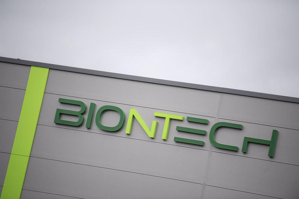 Archivo - FILED - 12 January 2021, Rhineland-Palatinate, Mainz: The logo and lettering of the Biontech company are on the facade of a new building in an industrial park in Mainz. Archivo