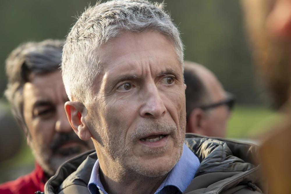 El ministro del Interior, Fernando Grande-Marlaska, durante una visita al Puesto de Mando Avanzado que lucha contra los incendios en Navelgas, en el concejo de Tineo, a 31 de marzo de 2023, en Navelgas, Tineo, Asturias (España) El