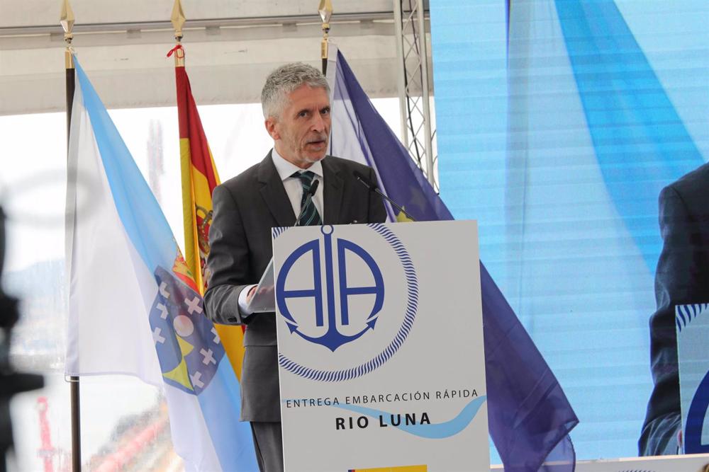 El ministro del Interior, Fernando Grande-Marlaska, interviene durante el acto de presentación y entrega de la nueva embarcación del Servicio Marítimo de la Guardia Civil ‘Río Luna’, a 3 de abril de 2023, en Vigo, Pontevedra, Galicia (España). El