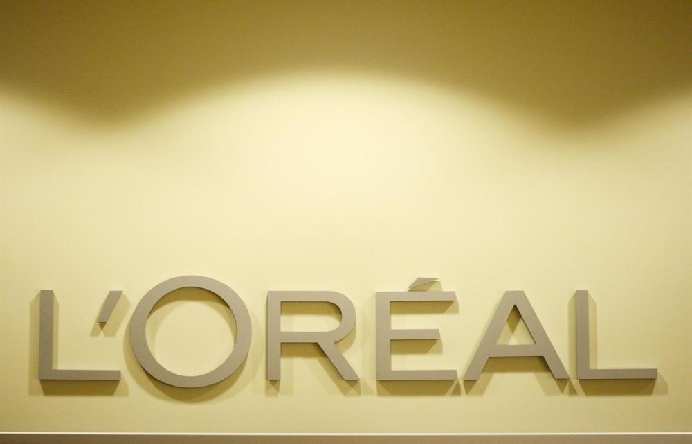 Archivo - FILED - 10 January 2013, Berlin: The L'Oreal logo is seen at look samples for Mercedes Benz Fashion Week at the L'Oreal Professionnel Academy. A surge in demand for make-up and skin care products coupled with the weaker euro enabled French cosme Archivo