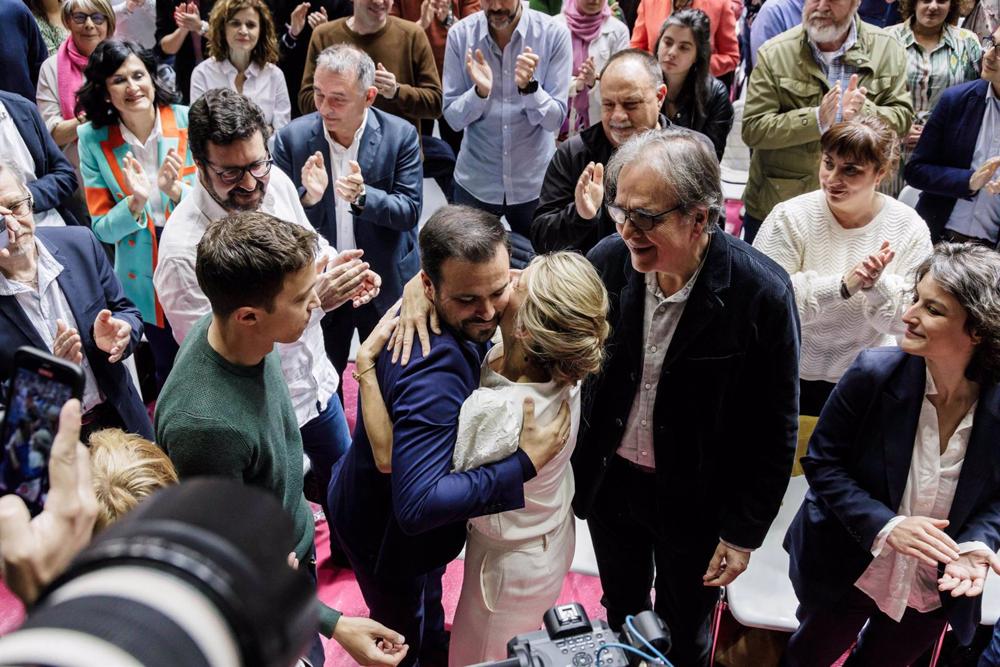 Yolanda Díaz, saluda al ministro de Consumo, Alberto Garzón, durante el acto 'Hoy empieza todo' de la plataforma Sumar, en el polideportivo Antonio Magariños, a 2 de abril de 2023, en Madrid, (España). Yolanda