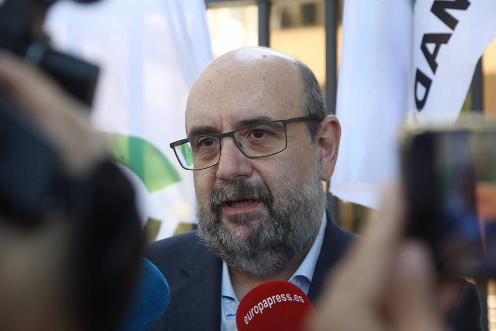 Archivo - El presidente de CSIF, Miguel Borra, interviene ante los medios de comunicación durante una protesta de funcionarios contra los recortes que han sufrido en su prestación sanitaria, frente a la Dirección General de Muface, a 18 de abril de 2022, Archivo