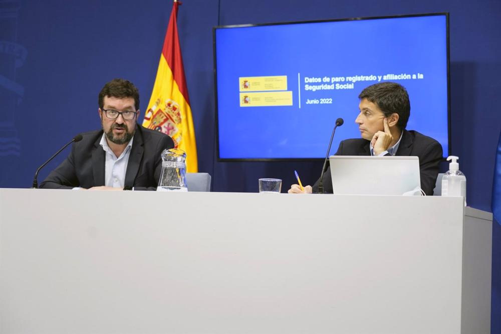 Archivo - El secretario de Estado de Empleo, Joaquín Pérez Rey (dcha), y el de Seguridad Social, Borja Suárez, en una imagen de archivo. Archivo