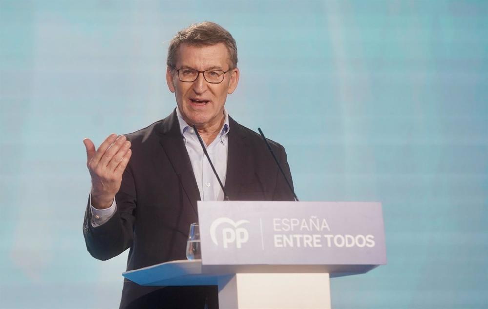 Archivo - El presidente del PP, Alberto Núñez Feijóo, interviene durante el acto de presentación de los candidatos a los municipios de más de 20.000 habitantes de Andalucía en el Hotel Barceló Renacimiento, a 12 de febrero de 2023 en Sevilla (Andalucía, E Archivo