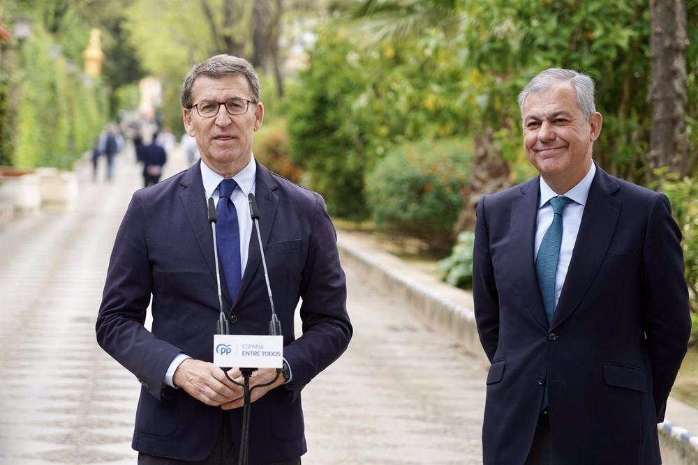 Alberto Núñez Feijóo (i.) y José Luis Sanz, este martes en Sevilla Alberto